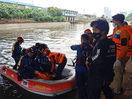  Sudin Gulkarmat Jakpus Berhasil Evakuasi Bocah yang Terjatuh di Kali BKB 