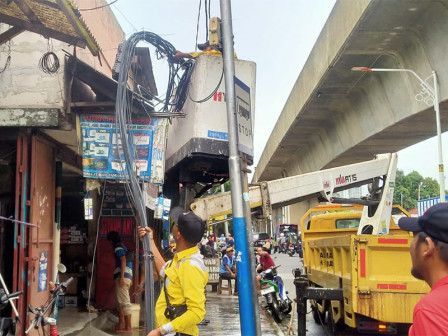  Kabel Udara di Jl Balap Sepeda dan Jl Kayu Putih Raya Ditertibkan