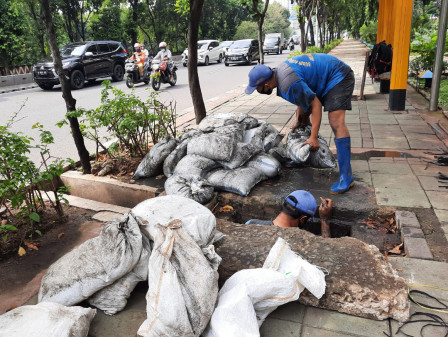  30 Meter Kubik Lumpur Berhasil Diangkat di Saluran Jl. S Parman 