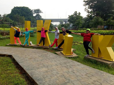 Warga Manfaatkan Taman Piknik Untuk Rekreasi Bersama 