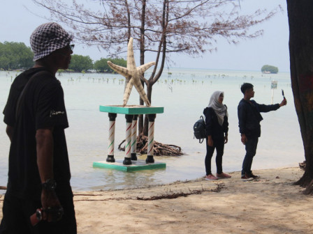  Ikon Wisata Pantai Bintang Pulau Pari Ramai Dikunjungi Wisatawan