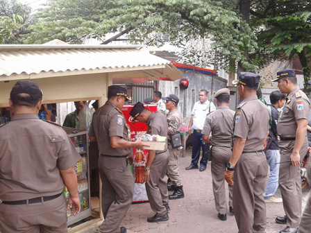 PKL di Jl Duren Tiga Barat Ditertibkan