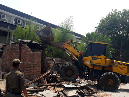  Minimalisir Banjir, 70 Bangli di Jalan Ancol Barat I Dibongkar Paksa