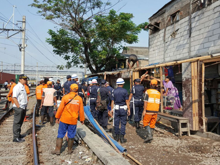  40 Bangunan Liar Dibongkar di Sepanjang Rel KA Tanjung Priok Dibongkar