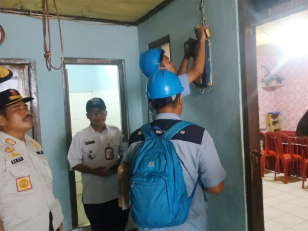 Aliran Listrik Ilegal, 8 Rumah di Pinangsia di Putus