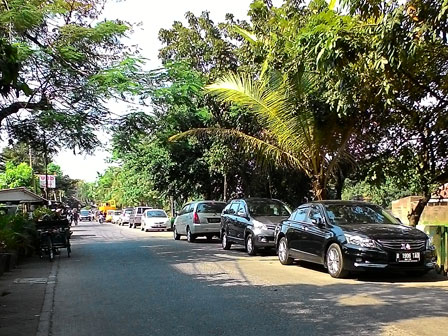 Bahu Jalan Tenggiri Tanjung Priok Dijadikan Lahan Parkir