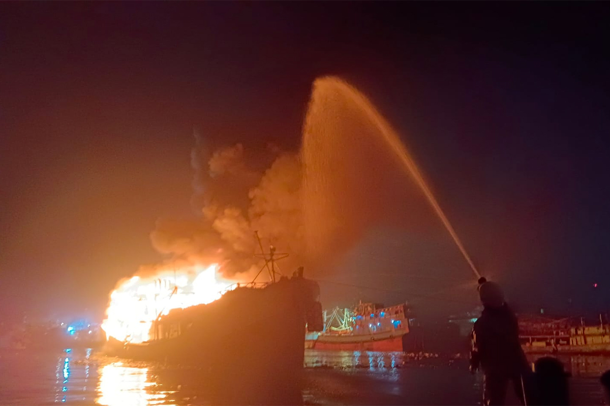 Personel Gulkarmat padamkan kebakaran KM Makin Melimpah