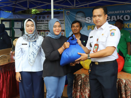 Sembako Murah di Cilandak Barat Diserbu Warga