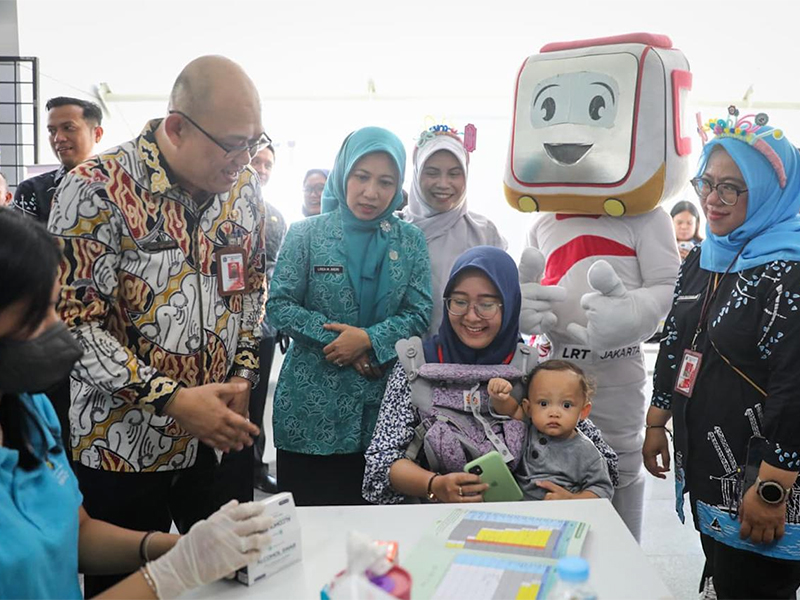 Ratusan Anak Ikuti Pekan Imunisasi Dunia di LRT Pegangsaan Dua