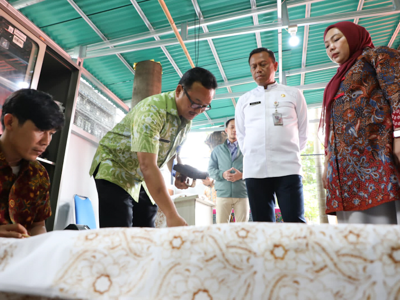 Walkot Jaksel Resmikan Sanggar Seni Batik Pejabat