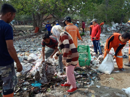  9 Kubik Sampah Berhasil Dikumpulkan Dalam Kerja Bakti di Pulau Harapan