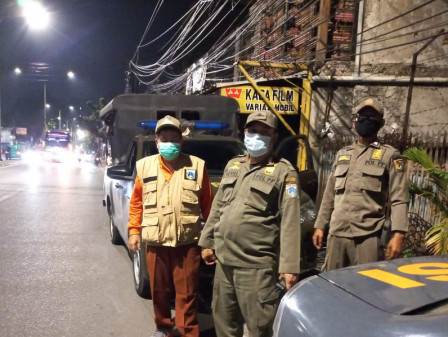 Petugas Gabungan Tutup Paksa Warung Jajanan di Cijantung 
