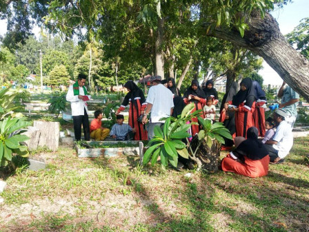 H-3 Jelang Ramadhan Penziarah Kunjungi TPU Pulau Karya 
