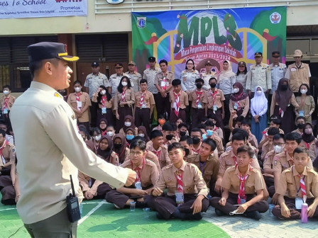  Hari Pertama Sekolah, Satpol PP Gelar Goes to School di SMAN 103 Duren Sawit