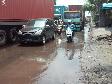  Pengendara Motor Was-was Lintasi Calan Cacing