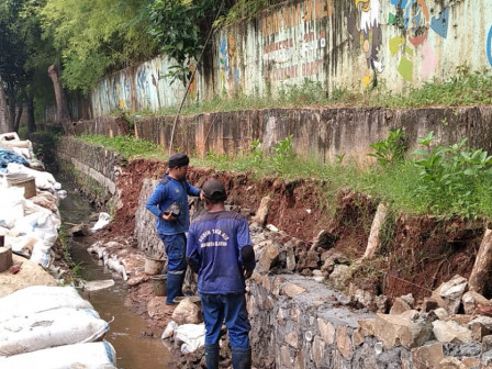 Satpel SDA Cilandak Perbaiki Turap Saluran di Jalan Tunda Barat 