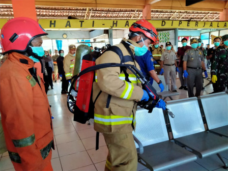  100 Petugas Gabungan Semprot Area Terminal Kampung Rambutan dengan Disinfektan