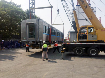 Tiga Rangkaian Kereta MRT Tiba di Pelabuhan Tanjung Priok
