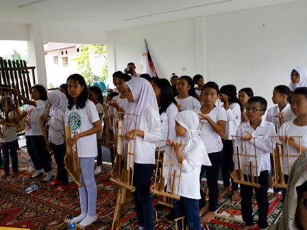 40 Pelajar Berlatih Angklung di RPTRA Cililitan