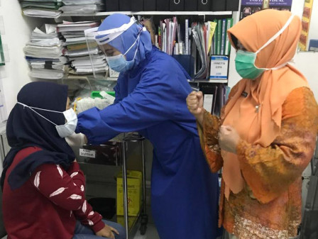  30 Tenaga Kesehatan di Kecamatan Gambir Disuntik Vaksin COVID-19 