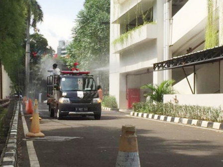 Kantor Dinas Pendidikan DKI Disemprot Cairan Disinfektan 