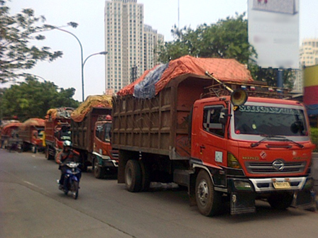 Ratusan Sopir Truk Sampah di Jakbar Dilengkapi Kartu Multifungsi 