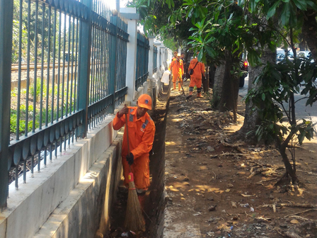 Puluhan PPSU Pejaten Timur Bersihkan Sampah di Saluran Air di Jl Seno Raya