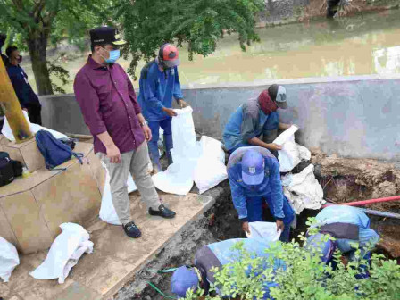 Pastikan Pengendalian Banjir Berjalan Maksimal, Wagub Ariza Tinjau Pengerjaan Saluran di Kali Pasar 