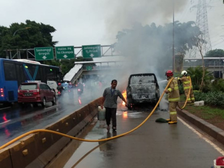 Kebakaran Minibus di Cawang Dipadamkan Satu Mobil Pemadam