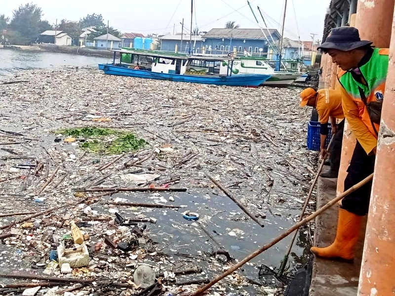 1.987 kilogram Sampah Dibersihkan di Pelabuhan Timur Pulau Lancang