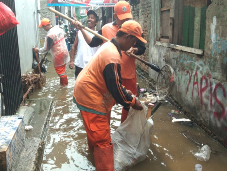 35 PPSU Dikerahkan Bersihkan Sampah di Lokasi Genangan Tegalalur