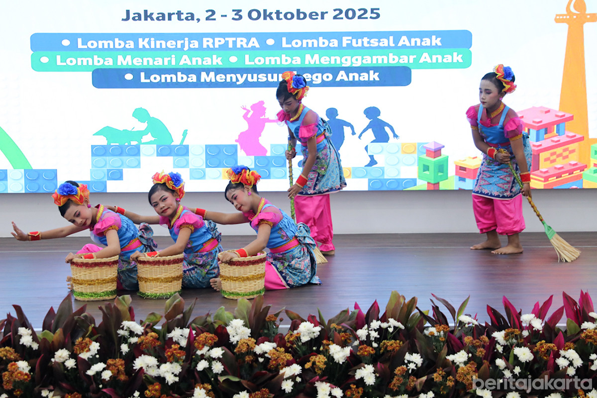 Peserta lomba menari perwakilan dari RPTRA Kepulauan Seribu unjuk kebolehan di atas panggung
