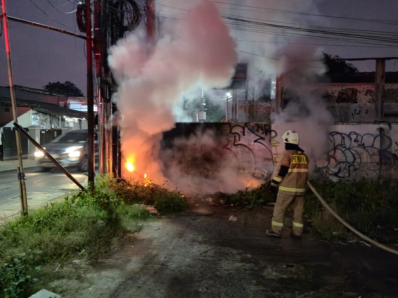 Kebakaran Gulungan Kabel Berhasil Dipadamkan Petugas