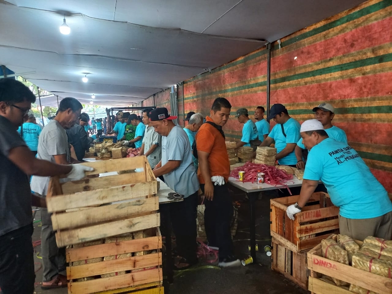 Distribusi Daging Kurban di Pasar Induk Gunakan Besek