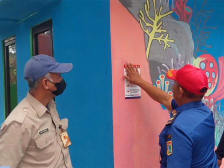 Petugas Gencarkan Pasang Stiker Pencegahan Kebakaran di Pulau Tidung