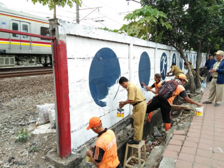 35 PPSU Cat Mural Tembok Pembatas Rel KA Sepanjang 2,5 Kilometer