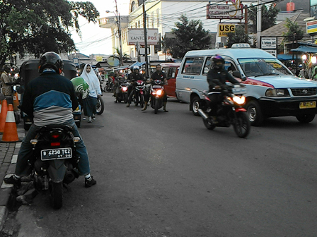 Kawasan Depan Terminal Klender Semrawut