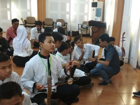 30 Siswa di Jakbar Berlatih Alat Musik Gesek Khas Betawi