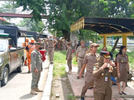 Satpol Kecamatan Kalideres Tata PKM di Jalan Daan Mogot 