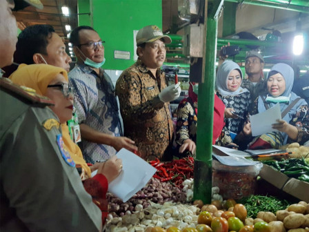  Petugas Gabungan Lakukan Pengawasan Produk Pangan di Lima Pasar di Jaktim