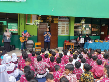 Sudin Pusip Jakpus Gelar Wisata Literasi di SDN 07 Duri Pulo 