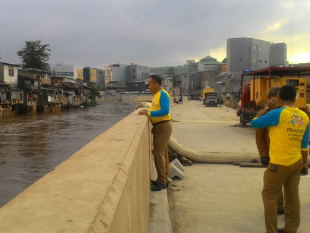 Pembangunan Dinding Parapet di Kampung Pulo Belum Tuntas