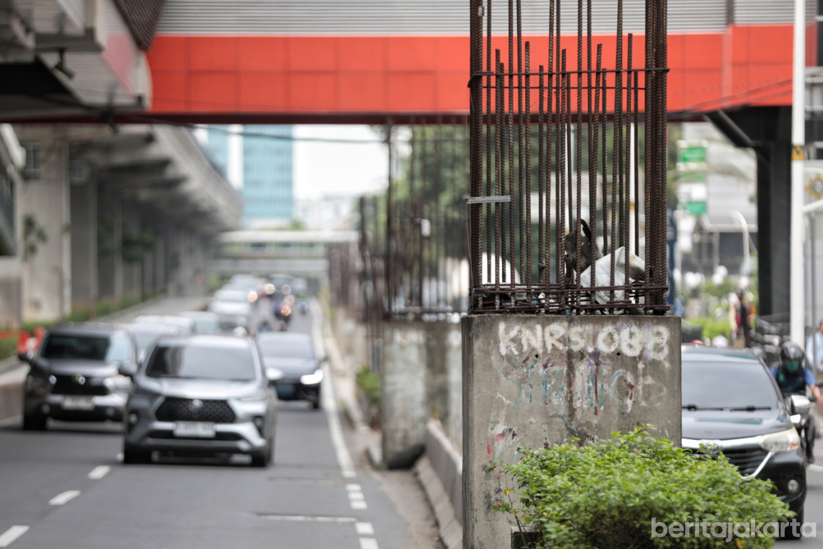 Tiang-tiang monorel yang terbengkalai di HR Rasuna Said