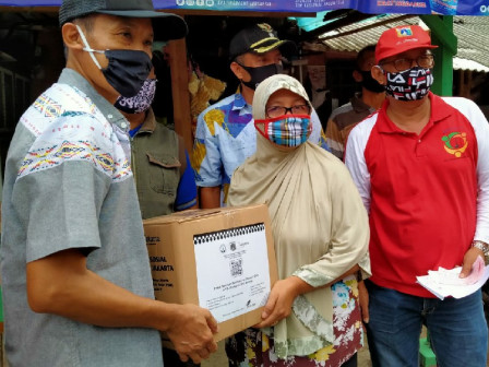 Sukatmi Sumringah Mendapatkan Bansos dari Pemprov DKI