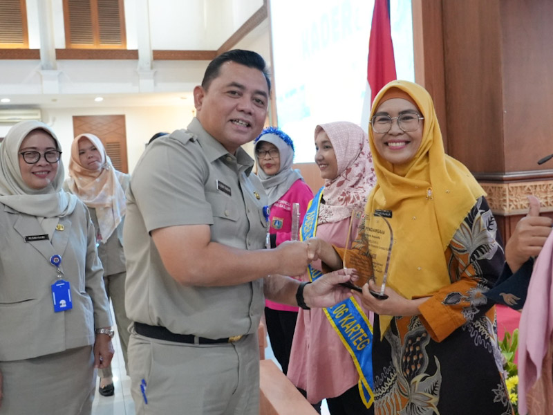 10 Kader Berprestasi dan Posyandu di Jakpus Terima Apresiasi dan Penghargaan