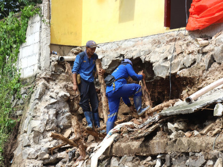 Enam Personel SDA Lakukan Perbaikan Sementara Tebing Longsor di Cipedak