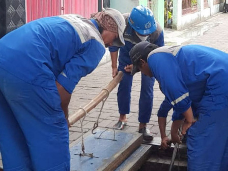 Lima Karung Sedimen Berhasil Diangkat dari Saluran IPAL di Pulau Pramuka 