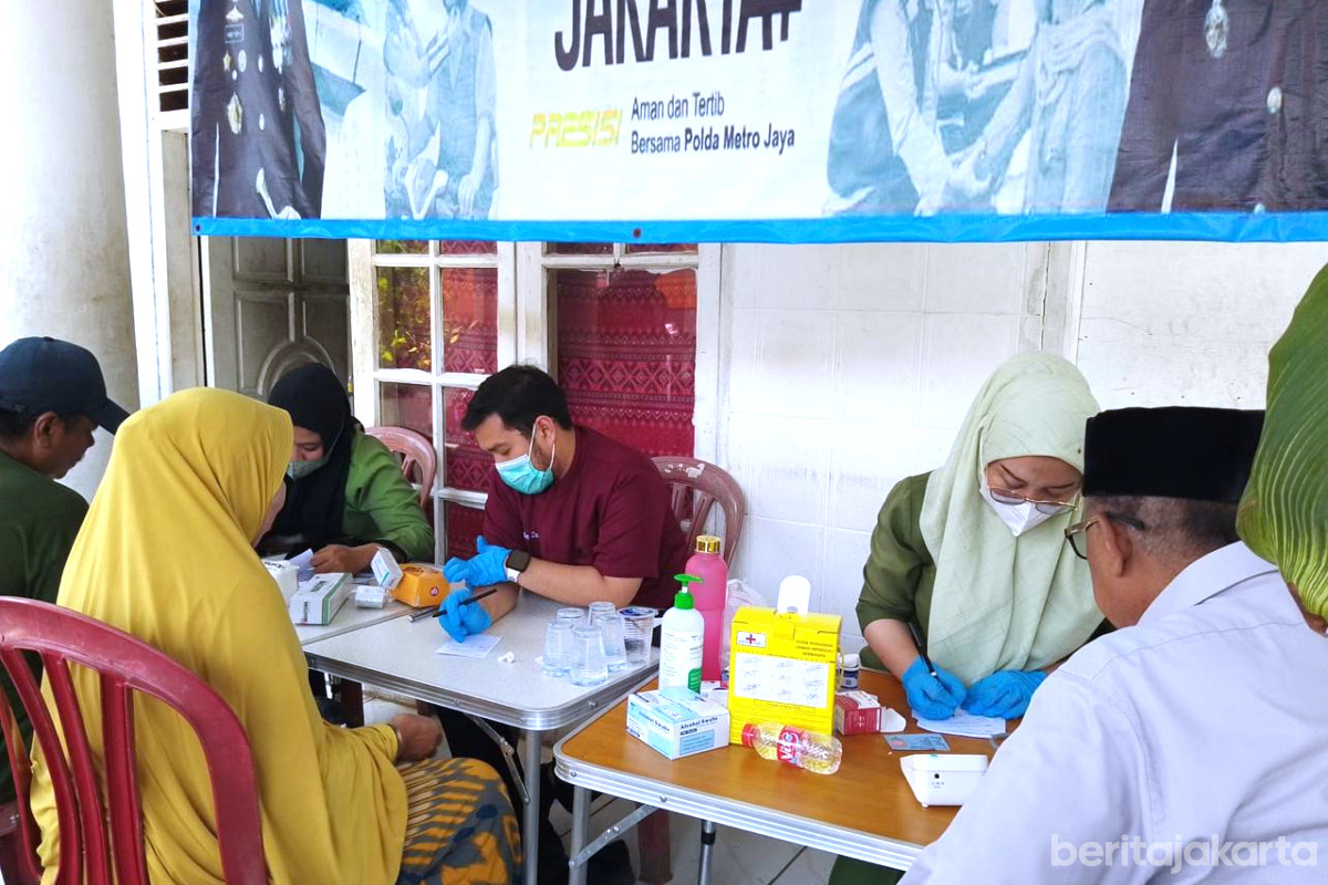 Warga Kamal Muara antusias mengikuti pemeriksaan kesehatan dan USG