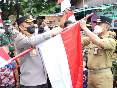 Pemkot Jakarta Barat Bagikan 40 Ribu Bendera Merah Putih_2