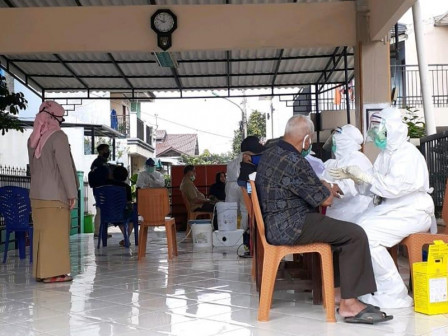 200 Warga dan Pegawai Kelurahan Pondok Kelapa Ikuti Rapid Test dan Swab